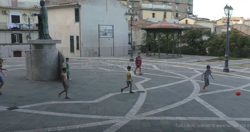Piazza “chiusa” ai bimbi di Rossano, il sindaco: «Ordinanza scritta male»