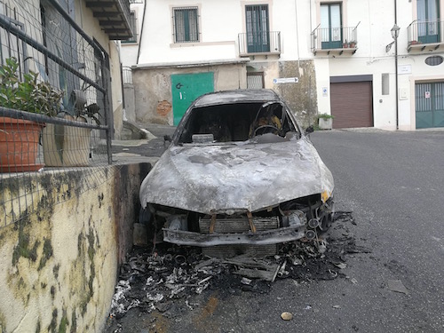 Corigliano-Rossano | A fuoco nella notte l’auto d’un 42enne incensurato