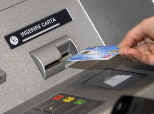 Corigliano-Rossano | Le rubarono i bancomat: ora la banca dovrebbe risarcirla dei prelievi furtivi