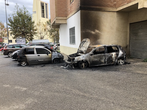 Corigliano-Rossano | Tre incendi: ben sei auto in fiamme nella notte
