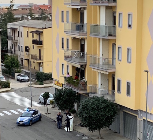 Corigliano-Rossano | 55enne si butta dal balcone di casa