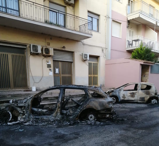 Corigliano-Rossano | Tre auto a fuoco: sfiorata la tragedia in uno stabile di Schiavonea