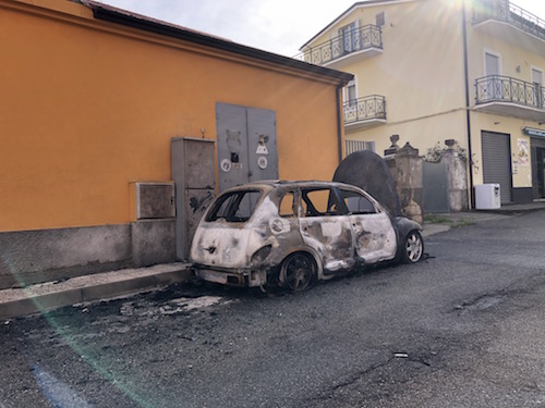 Corigliano-Rossano | Un’altra notte di fuoco: ennesima auto carbonizzata