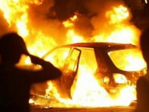 Corigliano-Rossano | Nottetempo appiccano il fuoco all’auto d’un poliziotto