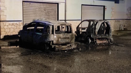 Corigliano-Rossano | Due auto a fuoco di notte vicino alla caserma dei carabinieri