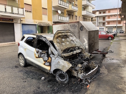 Corigliano-Rossano | Ancora un’auto incendiata nella notte