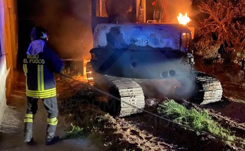 Corigliano-Rossano | Nuova intimidazione incendiaria: a fuoco l’escavatore d’una ditta