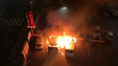 Corigliano-Rossano | Incendiati nella notte due furgoni e un’auto