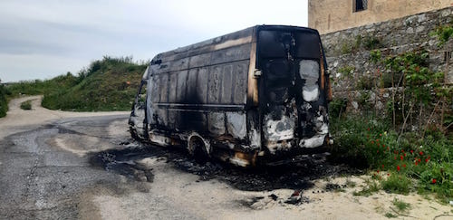 Corigliano-Rossano | In quattro mesi 21 incendi d’automezzi: ieri sera un furgone